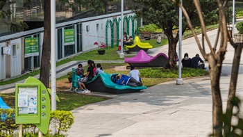 The seating consists of colourful and functional structures with curves, allowing the visitors to have different sitting positions, to encourage their exploration on the interactive relationship between the green environment and the urban landscape.